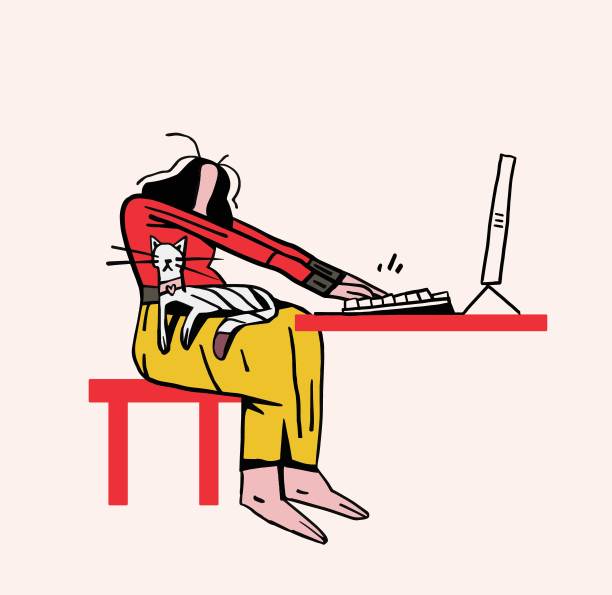 女人在电脑前工作，猫坐在她身上。图片下载