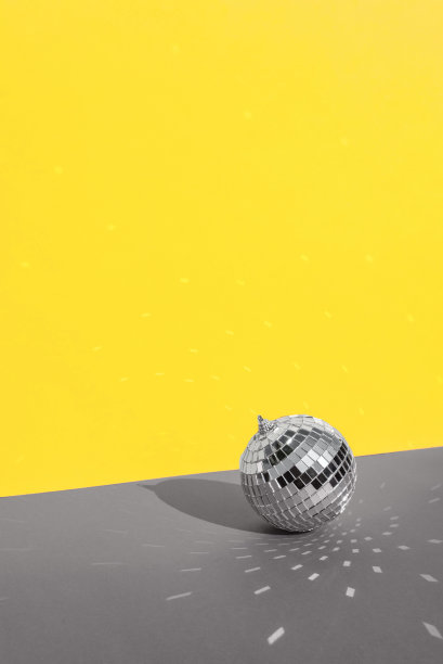 迪斯科球与背景的趋势颜色2021 -灰色和黄色。图片下载