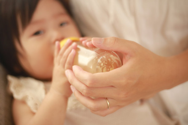 婴儿喝牛奶图片下载
