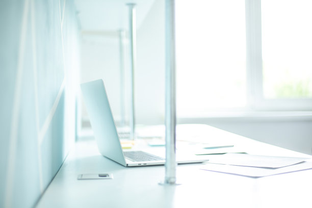 笔记本电脑的背景图像和办公桌上的商务文件图片下载