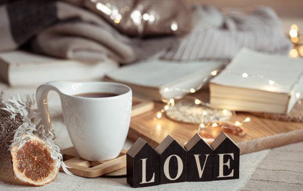 舒适的家庭组成与装饰字爱在模糊的背景与散景。图片下载