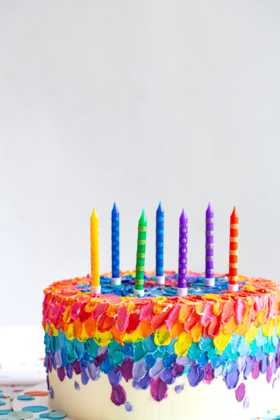 手工制作的彩色大生日蛋糕和彩色蜡烛。图片下载