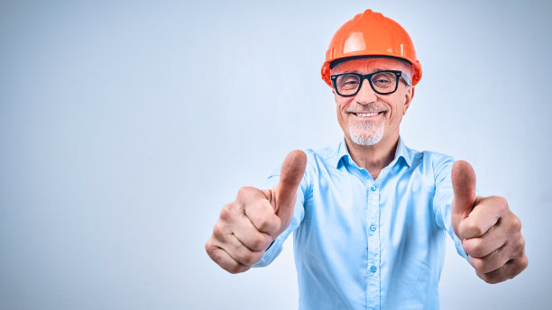 快乐的专业领班戴着眼镜和安全帽图片下载