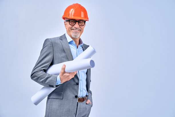 积极成熟的建筑师拿着图纸卷图片下载