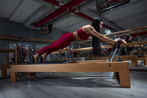女人在健身房图片下载