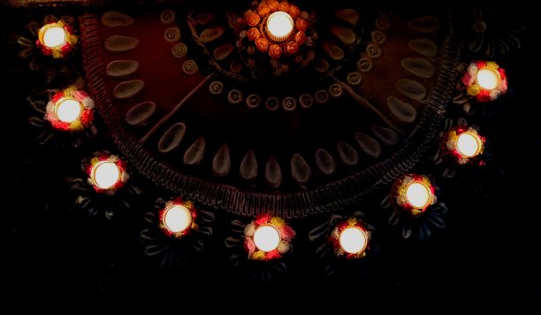 美丽的兰栗，深色的背景和一个小灯图片下载