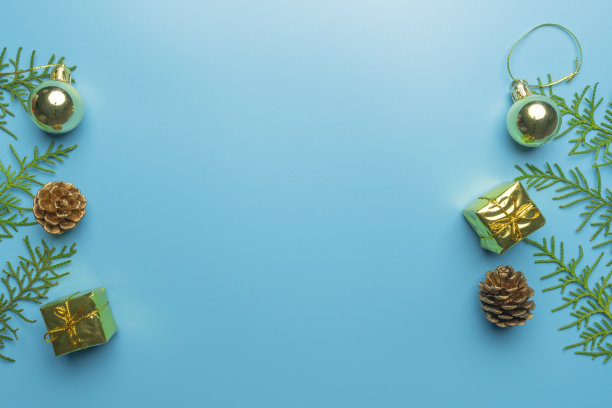 新年卡片。玩具和分支的杜嘉在蓝色的背景。儿童新年剧院图片下载