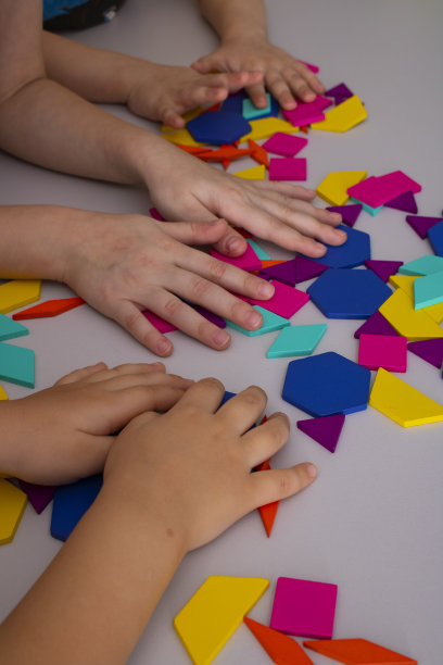 幼儿玩创意玩具积木，垂直照片图片下载