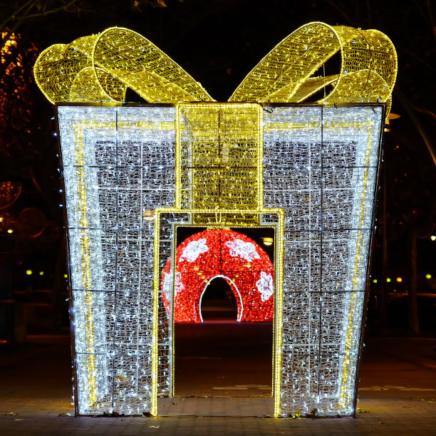 圣诞灯和装饰在晚上的公共街道上。色彩鲜艳鲜艳。图片下载