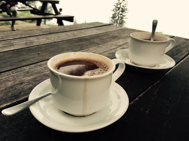 桌子上有一对热咖啡杯图片下载