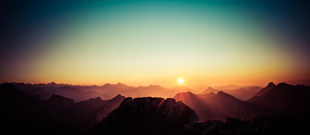 美丽的日落或日出在山上与晴朗的天空。阿尔卑斯山，阿尔高，巴伐利亚，德国。图片下载