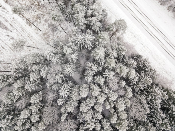 在一个美丽的冬日雪地里的铁路，从无人机上观看。图片下载