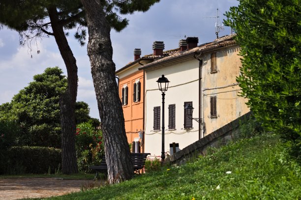 意大利一个古老村庄的公园，有树(马尔凯，意大利，欧洲)图片下载