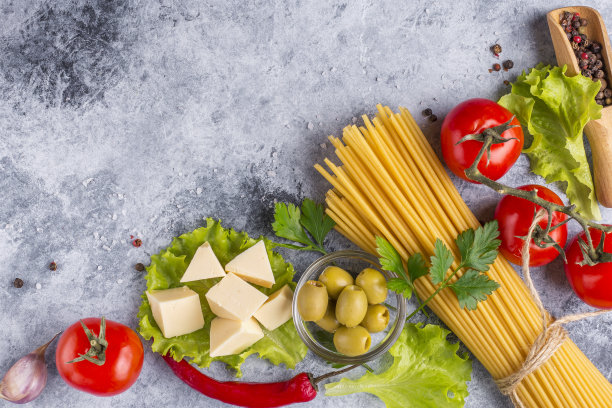 桌上放着意大利面，红番茄，大蒜和香草图片下载