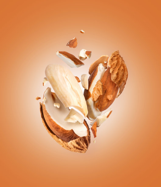 带壳的碎杏仁，靠近棕色背景图片下载