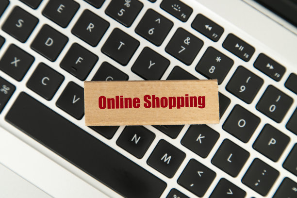 网上购物的文字写在笔记本电脑的木方键盘上。图片下载