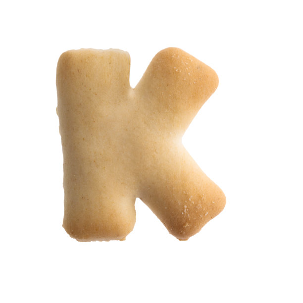 白色背景上的K字母饼干图片下载