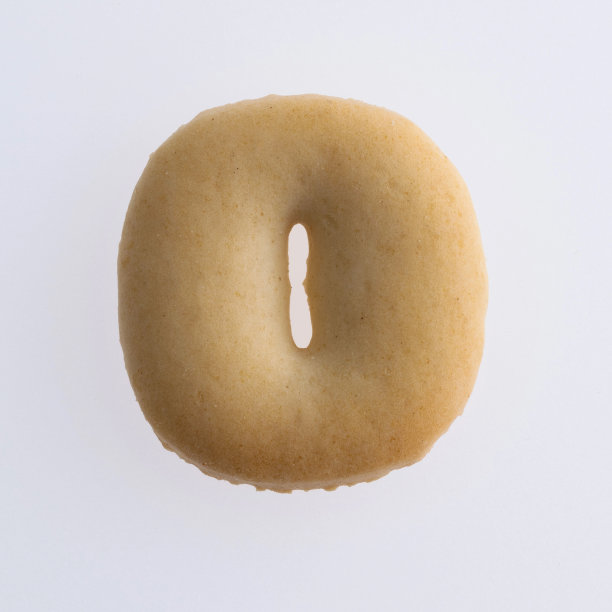 白色背景上的字母O饼干图片下载