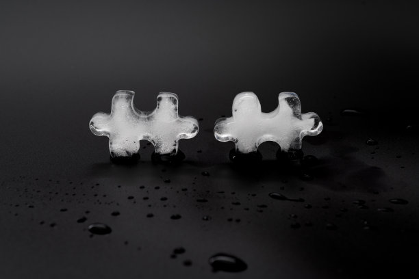 黑色背景上的冰拼图图片下载