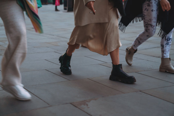 在伦敦城中行走的人群图片下载