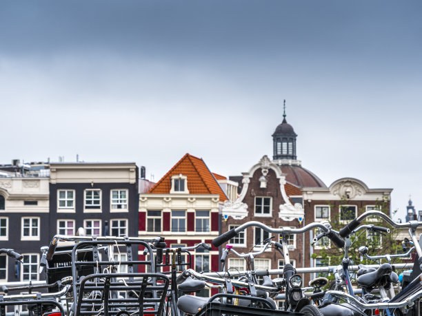 阿姆斯特丹。旧城背景下的自行车停车场图片下载