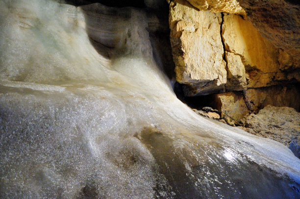 在山洞里。图片下载