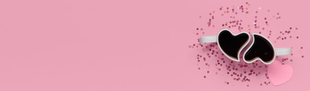 顶视图杯与咖啡在粉红色的背景与五彩纸屑和纸心心形。情人节平铺模板图片下载