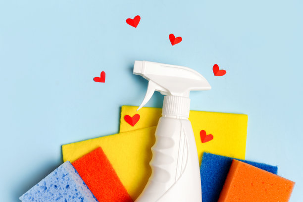 在厨房，浴室和其他房间的不同表面的彩色清洁与红色的心在蓝色的背景。清洁服务理念。早春定期大扫除。图片下载