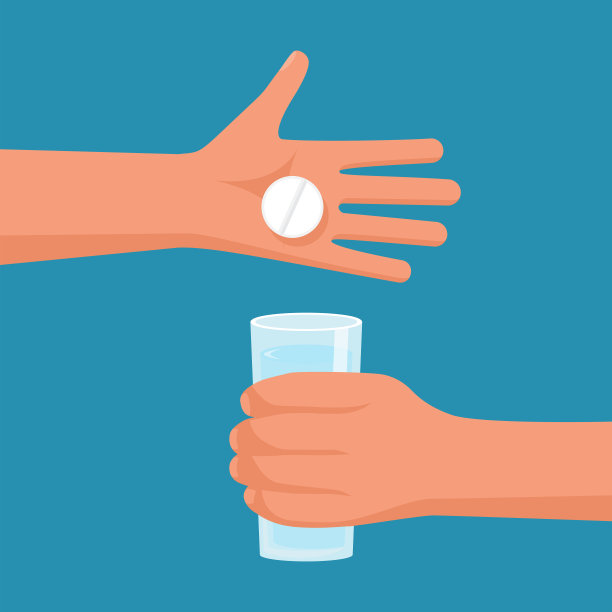 男人手里拿着药片和一杯水图片下载