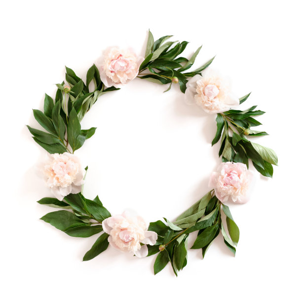 用粉红色的牡丹和绿色的叶子做成的花环图片下载