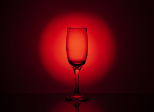 一个空酒杯与美丽的红色渐变背景图片下载