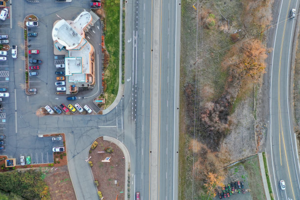 俯瞰高速公路和停车场图片下载