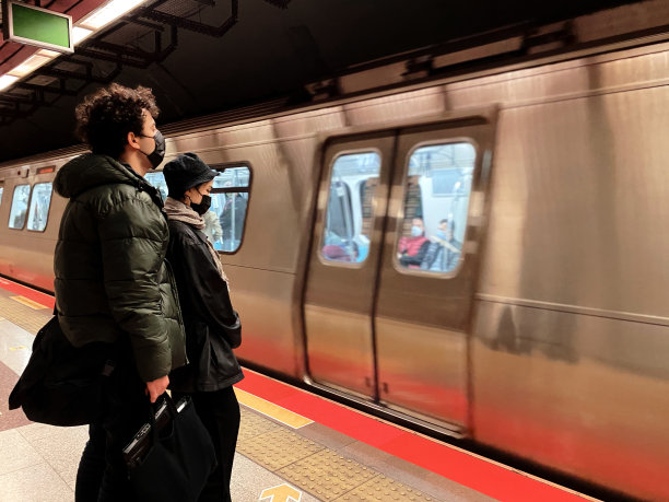 一群朋友在地铁站站台等车图片下载