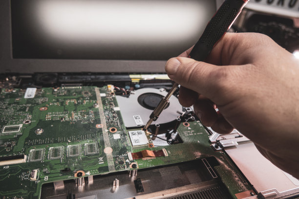 打开的笔记本在电脑车间修理图片下载