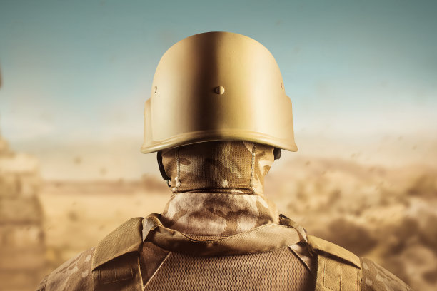 沙漠制服站在头盔后视镜。图片下载