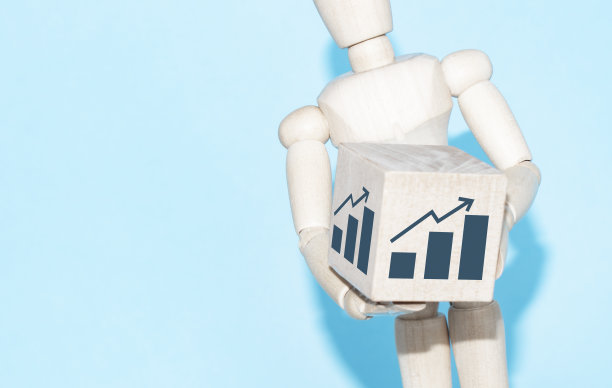 商业和设计概念-木制人体模型与超现实的木立方体孤立在白色背景。领导力、沟通和成功的象征图片下载