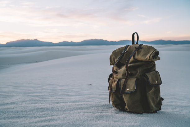 专业背包在白色惊人的沙漠图片下载