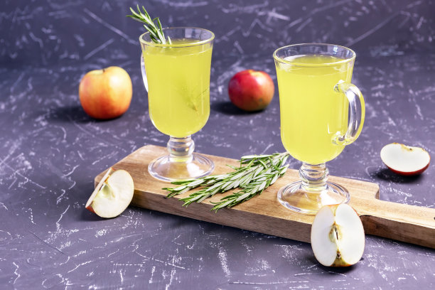 两杯苹果酒配迷迭香和苹果在混凝土背景下图片下载