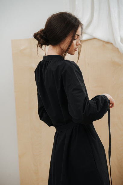 举止优雅的年轻美丽的女子将她的衣服系在腰间。在概要文件。图片下载