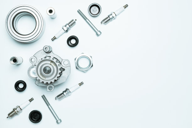 汽车修理工。一套新的金属汽车零件。汽车机械备件或汽车零件隔离在白色背景上。带有文本空间的汽车引擎服务。图片下载