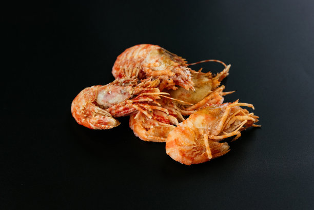冻在黑色背景上的王虾图片下载