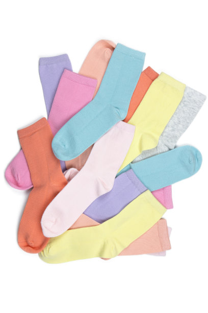 大量无图案的彩色童袜，孤立在白色背景上，平直，极简风格。概念儿童服装，整理，洗涤，整理，整理空间图片下载