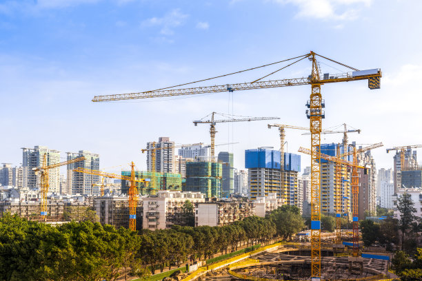 建筑起重机在天空的背景。建筑工地。图片下载