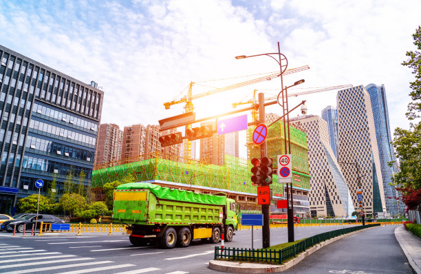 建筑起重机在天空的背景。建筑工地。图片下载