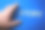 人的手旁边用塑料字母在蓝纸背景上写故事，概念图片下载