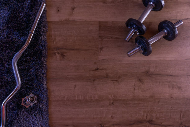 新的一年的决议。木地板上放着两个哑铃图片下载