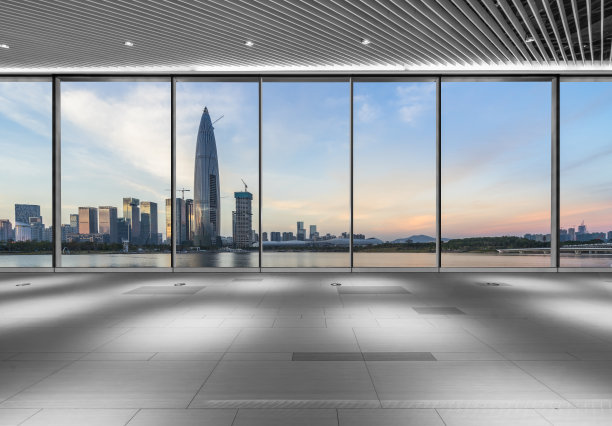从玻璃窗口可以看到深圳的城市景观和天际线图片下载