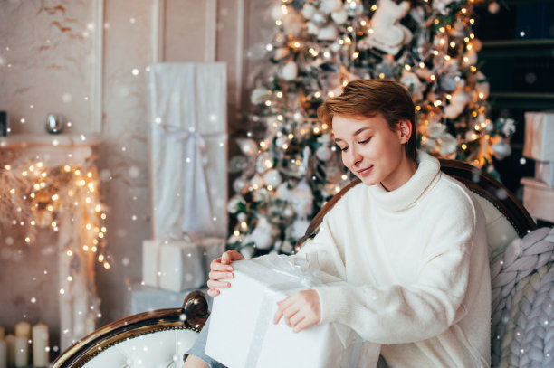 沙发上挂着圣诞装饰品的漂亮少女图片下载