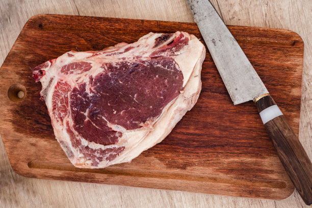 为烧烤准备的生安格斯牛排。概念肉、食品、有机。图片下载