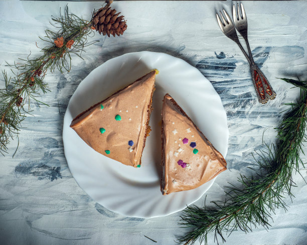 两份玉米粉圆饼放在一个白色的盘子里，用草图和白色的面糊图片下载